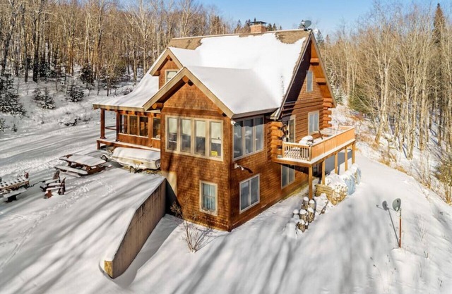 On trail Gorgeous Log Home