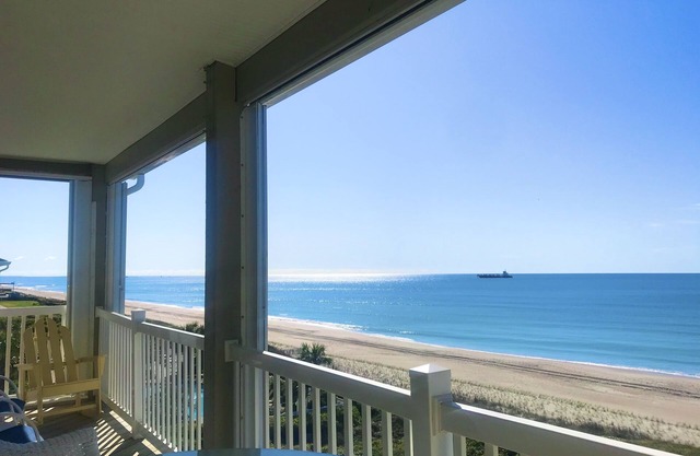 ONCE UPON A TIDE: Top Floor, Oceanfront, Prime Location, Pool, Linens included