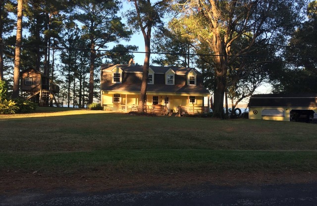 One Acre Lakefront Home, Indian Hills Peninsula. Pet friendly !
