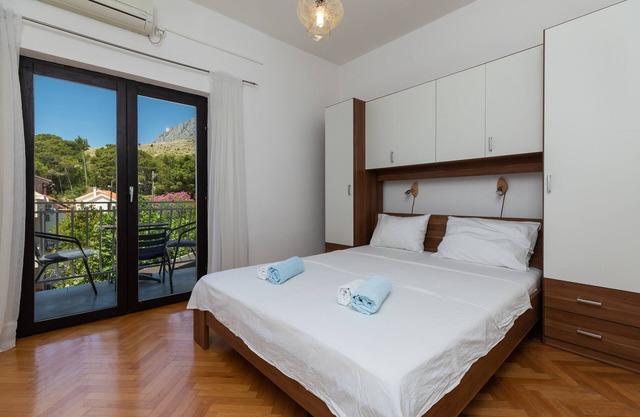 One bedroom apartment with balcony and sea view Lokva Rogoznica, Omiš (A-2973-d)