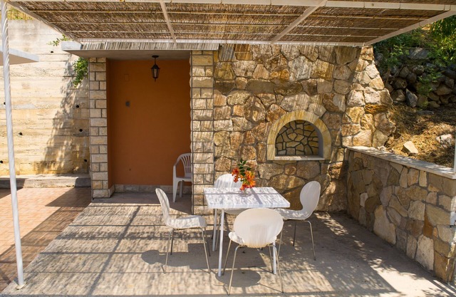 One bedroom apartment with terrace and sea view Lokva Rogoznica, Omiš (A-6005-b)