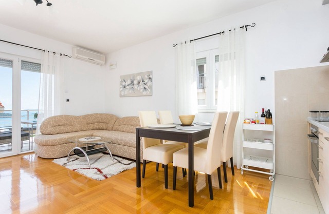 One bedroom apartment with terrace and sea view Seget Donji, Trogir (A-21374-a)