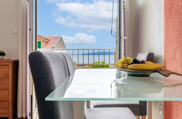 One bedroom apartment with balcony and sea view Baška Voda, Makarska (A-16517-a)