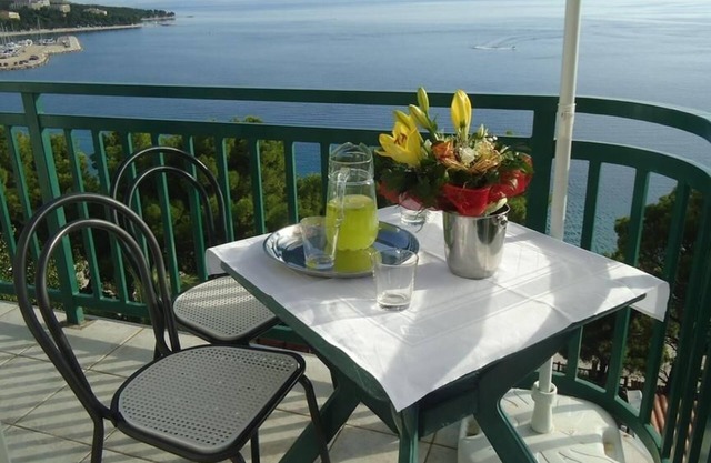 One bedroom apartment near beach Baška Voda, Makarska (A-14881-f)