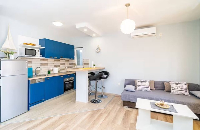 One bedroom apartment with terrace and sea view Dubrovnik (A-24624-a)