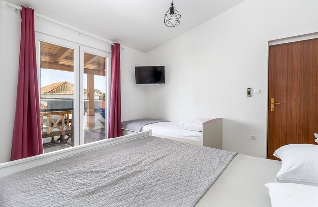 One bedroom apartment with terrace and sea view Pakoštane, Biograd (A-18426-e)