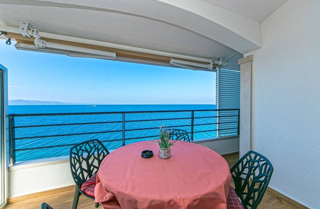One bedroom apartment near beach Drašnice, Makarska (A-6652-b)