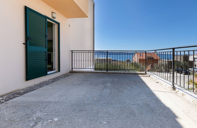 One bedroom apartment with terrace and sea view Dugi Rat, Omiš (A-19516-b)