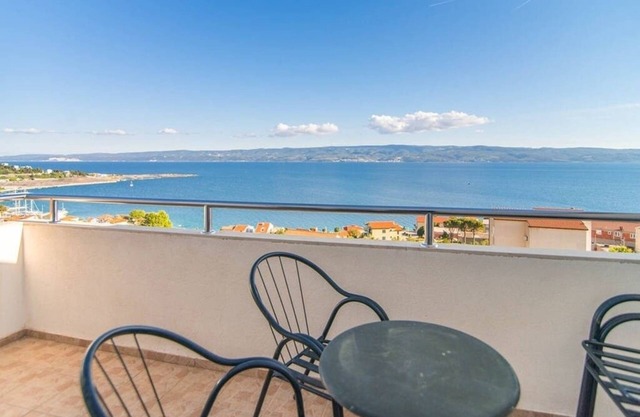 One bedroom apartment with terrace and sea view Mali Rat, Omiš (A-7482-a)