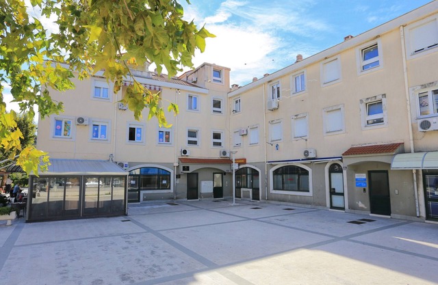 One bedroom apartment with air-conditioning Dugi Rat, Omiš (A-15516-a)