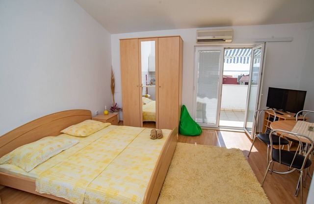 One bedroom apartment near beach Sumpetar, Omiš (A-2808-a)
