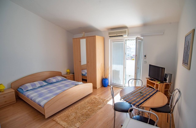 One bedroom apartment near beach Sumpetar, Omiš (A-2808-b)