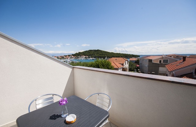 One bedroom apartment with terrace and sea view Kukljica, Ugljan (A-8253-d)