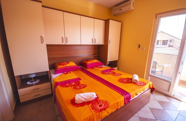 One bedroom apartment with balcony Kukljica, Ugljan (A-8253-e)