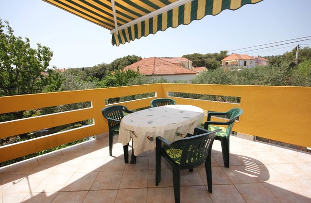 One bedroom apartment with terrace Kukljica, Ugljan (A-8293-b)