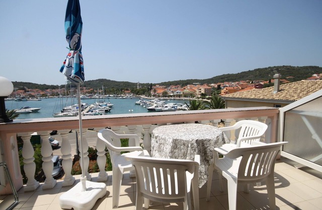 One bedroom apartment with terrace and sea view Kukljica, Ugljan (A-8318-c)