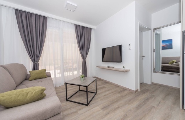 One bedroom apartment with terrace Makarska (A-19134-b)