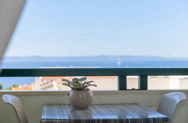 One bedroom apartment with balcony and sea view Makarska (A-6632-a)