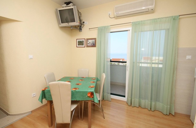 One bedroom apartment with balcony and sea view Makarska (A-6632-b)