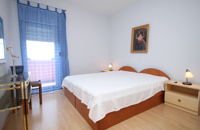 One bedroom apartment with balcony and sea view Makarska (A-6693-a)