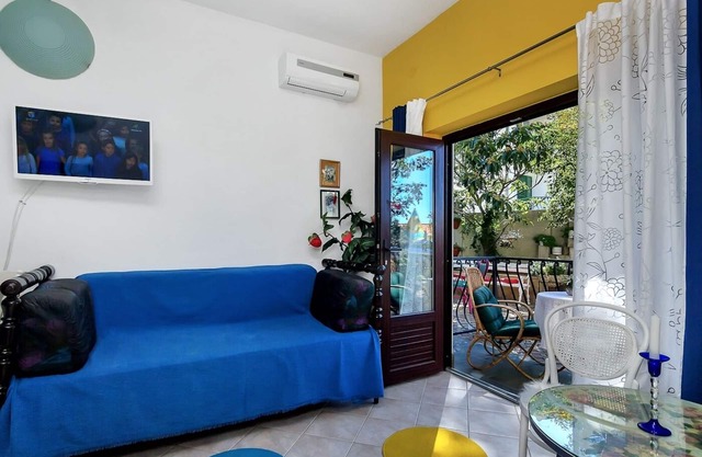 One bedroom apartment with terrace Makarska (A-6909-a)