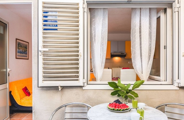 One bedroom apartment with terrace Makarska (A-12336-a)