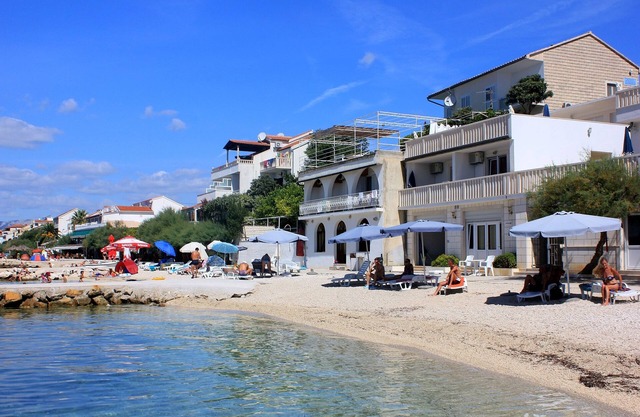 One bedroom apartment near beach Podstrana, Split (A-6113-d)