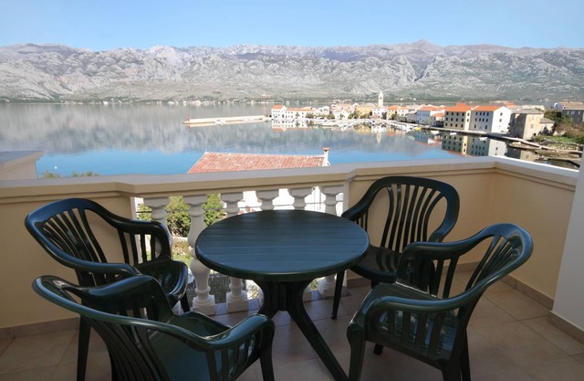 One bedroom apartment with terrace and sea view Vinjerac, Zadar (A-3248-d)