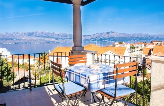 One bedroom apartment with terrace and sea view Postira, Brač (A-17323-b)