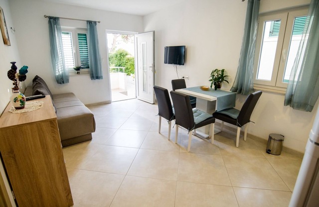 One bedroom apartment near beach Promajna, Makarska (A-2605-c)