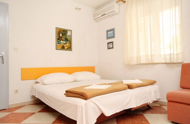 One bedroom apartment near beach Promajna, Makarska (A-2674-b)