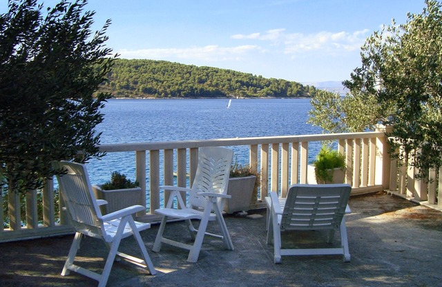 One bedroom apartment near beach Nečujam, Šolta (A-5162-c)