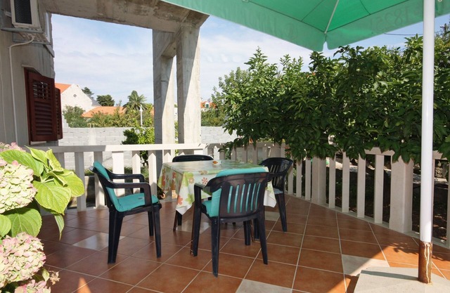 One bedroom apartment with terrace Sumartin, Brač (A-5620-a)