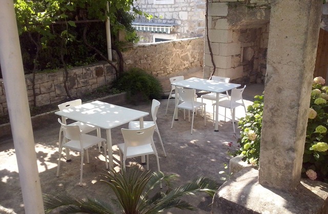 One bedroom apartment with air-conditioning Sumartin, Brač (A-11658-b)