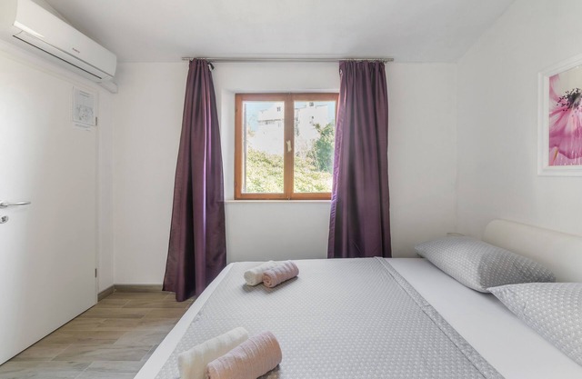 One bedroom apartment with balcony and sea view Sumartin, Brač (A-13285-a)