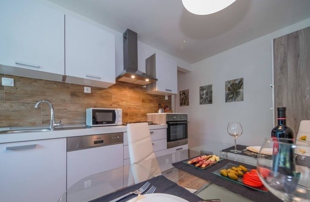 One bedroom apartment with balcony Varaždin, Zagorje (A-22171-a)