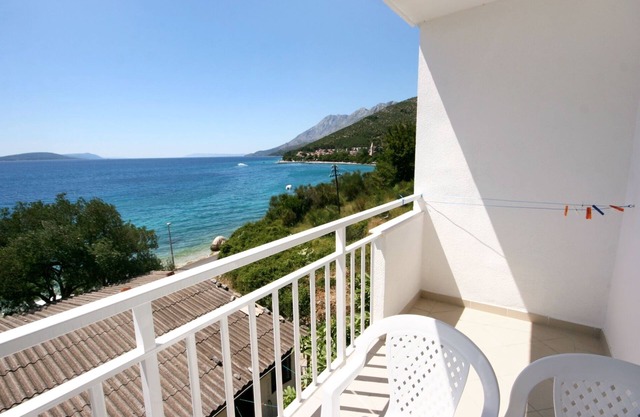 One bedroom apartment near beach Zaostrog, Makarska (A-2816-d)
