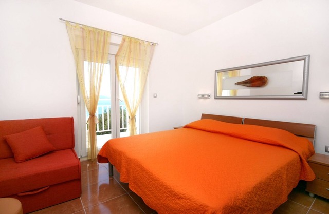 One bedroom apartment near beach Zaostrog, Makarska (A-2816-b)