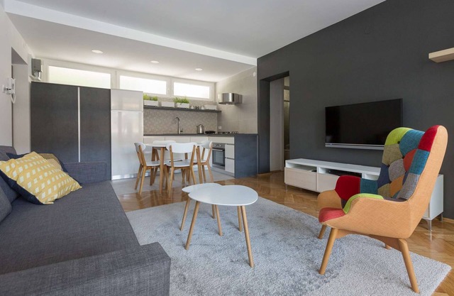 One bedroom apartment in the city centre with private parking
