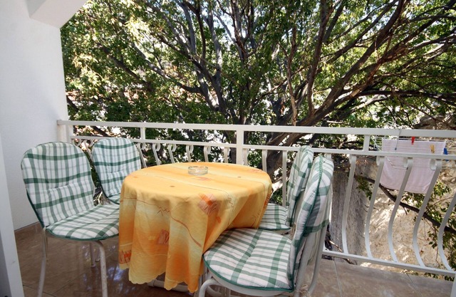 One bedroom apartment near beach Drvenik Donja vala, Makarska (A-6658-b)