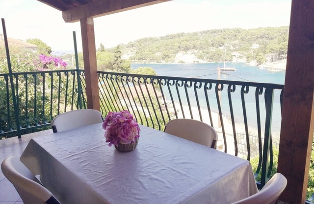 One bedroom apartment near beach Rogač, Šolta (A-5166-a)