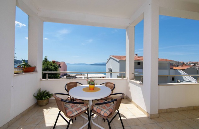 One bedroom apartment near beach Igrane, Makarska (A-18069-a)