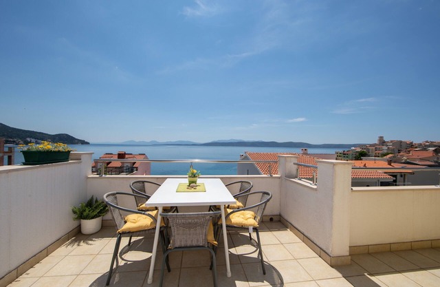 One bedroom apartment near beach Igrane, Makarska (A-18069-b)