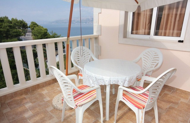 One bedroom apartment near beach Postira, Brač (A-705-d)