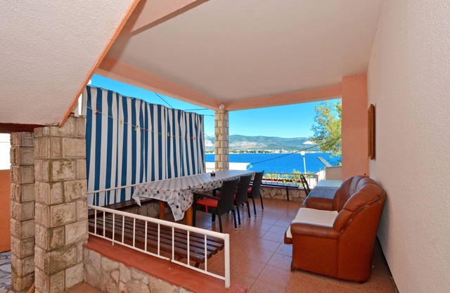 One bedroom apartment near beach Arbanija, Čiovo (A-8651-b)