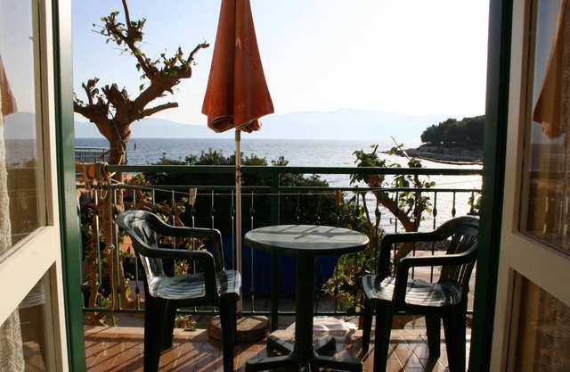 One bedroom apartment near beach Sućuraj, Hvar (A-4029-a)