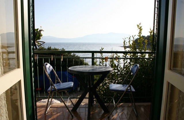 One bedroom apartment near beach Sućuraj, Hvar (A-4029-b)