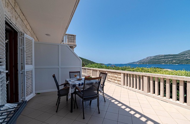 One bedroom apartment near beach Tri Žala, Korčula (A-9237-a)
