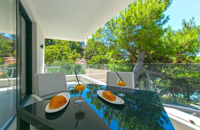 One bedroom apartment near beach Brela, Makarska (A-6007-f)