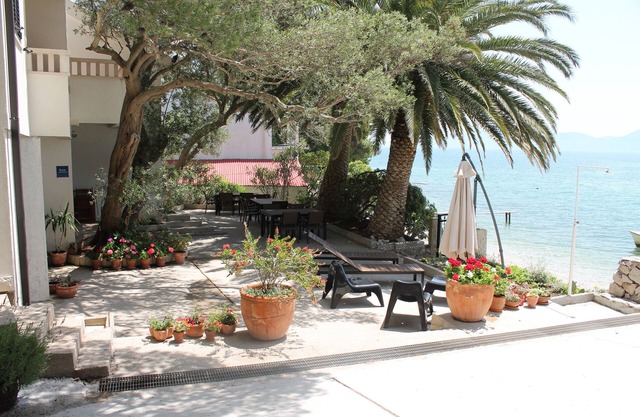 One bedroom apartment near beach Zaostrog, Makarska (A-2625-c)
